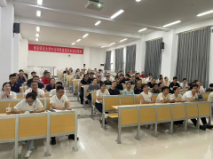 陈教员组织各学生食堂工做人员进行了食学问测